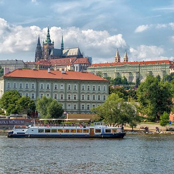 Loď Lužnice a panorama Pražského hradu